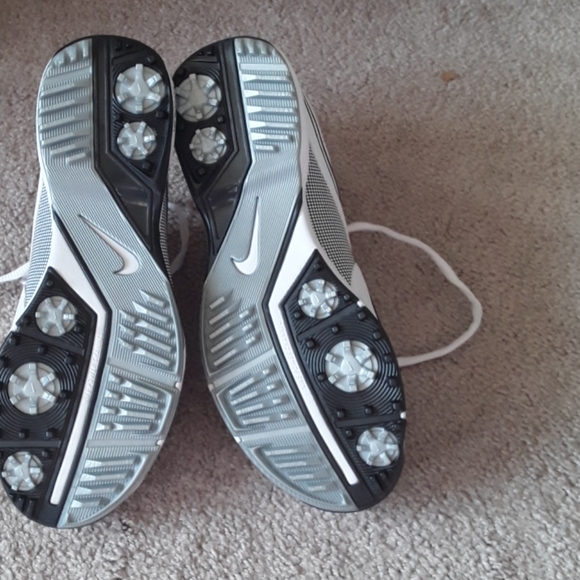 🌻Brand new nike golf shoes fits a 7.5 - Picture 2 of 2